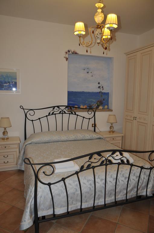 Viola Di Mare Rooms And Parking Термолі Номер фото